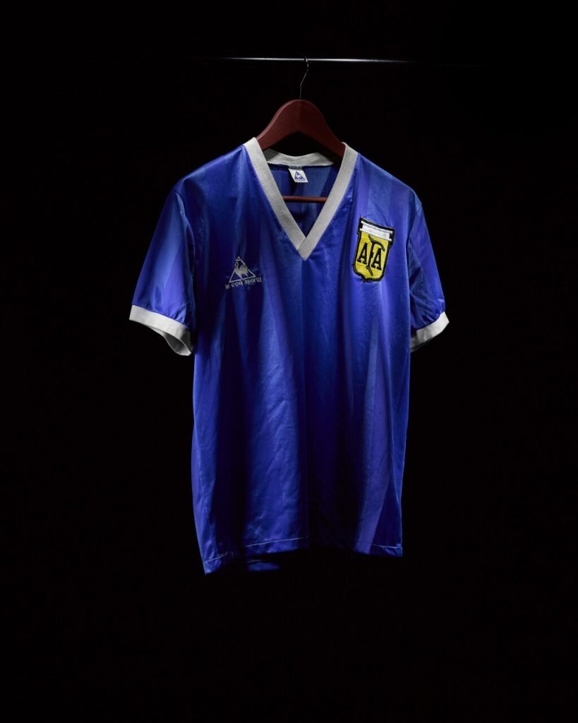 Face du maillot de foot le plus cher du monde de Maradona en 1986